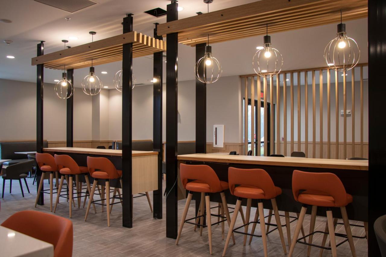 堪萨斯城东北假日酒店 外观 照片