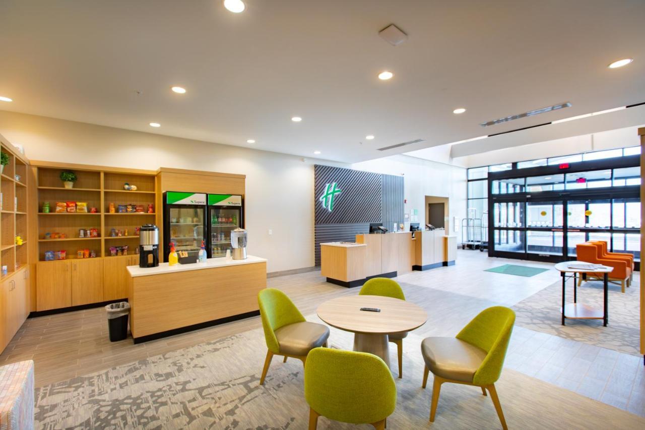 堪萨斯城东北假日酒店 外观 照片
