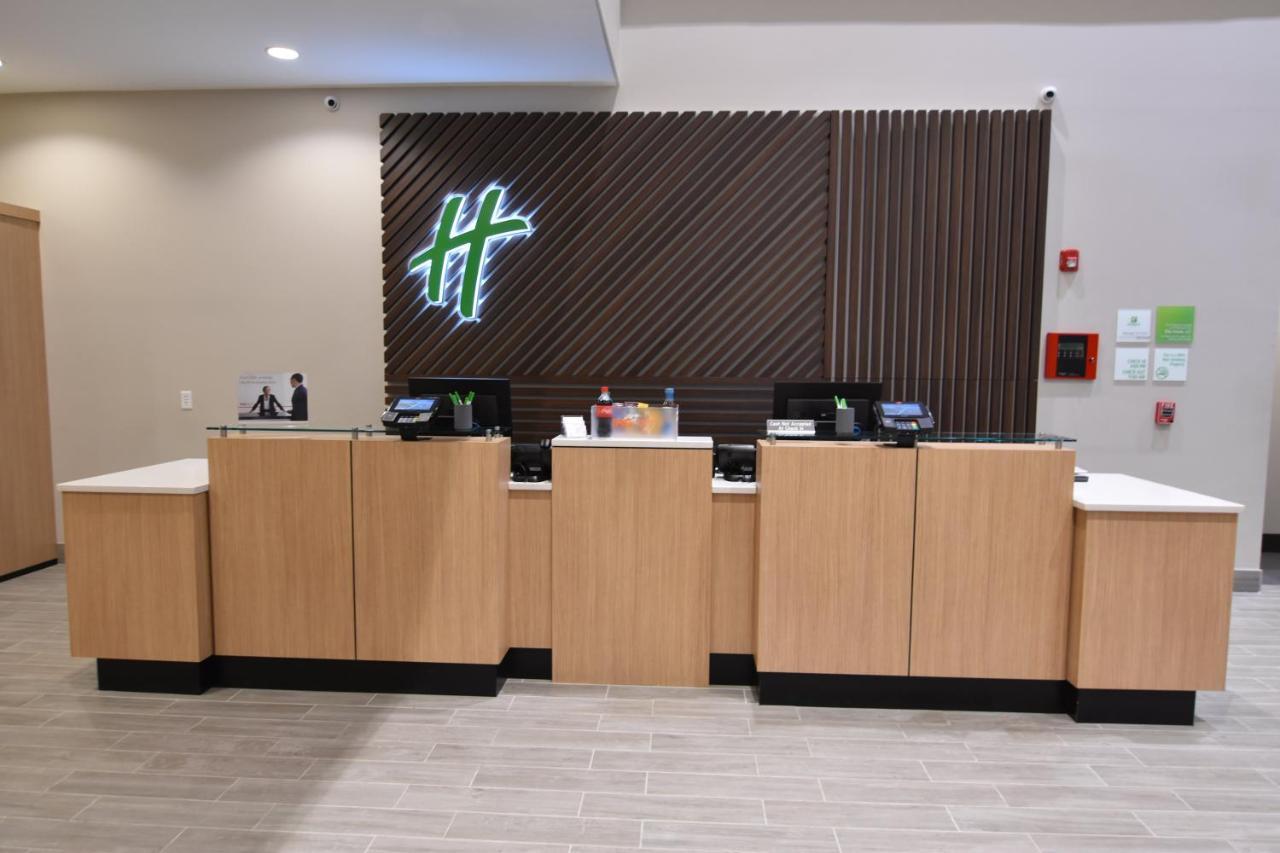 堪萨斯城东北假日酒店 外观 照片