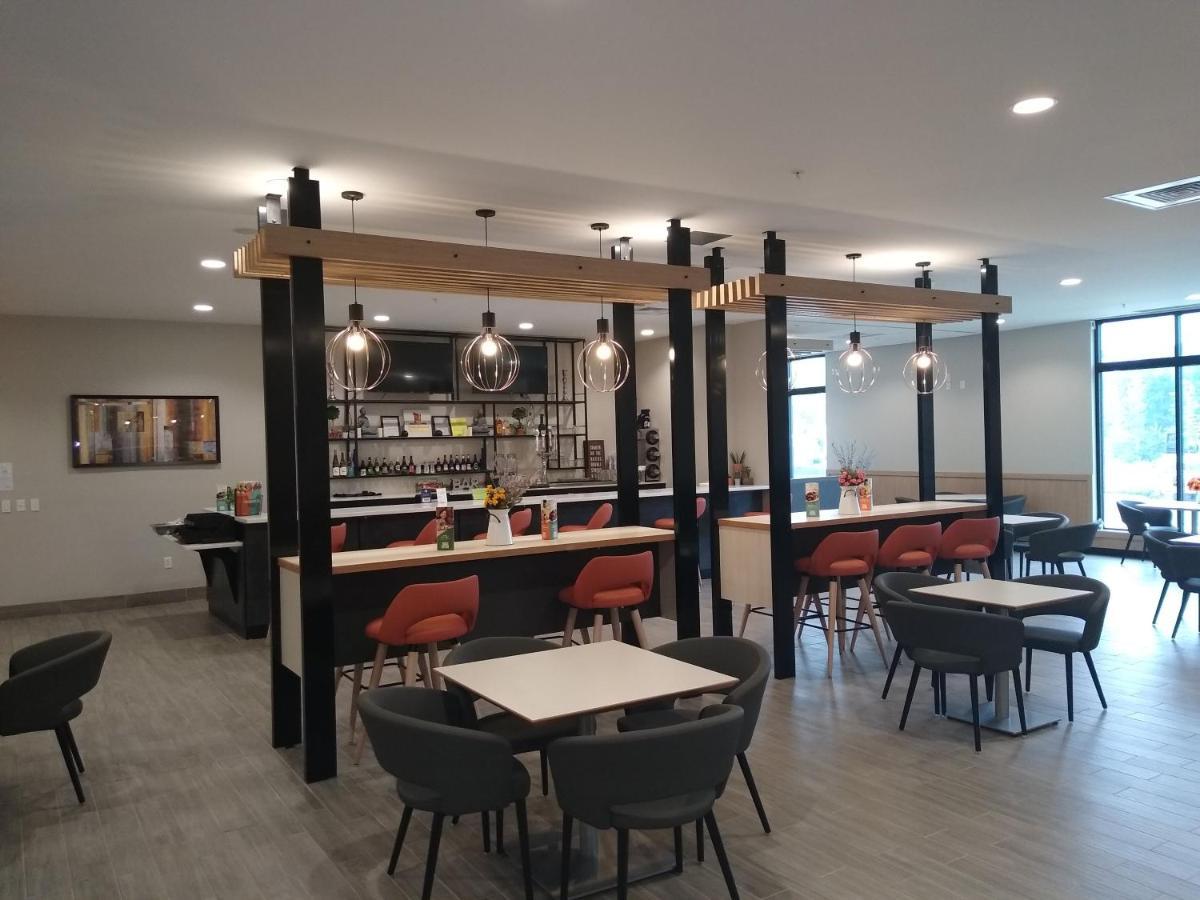 堪萨斯城东北假日酒店 外观 照片