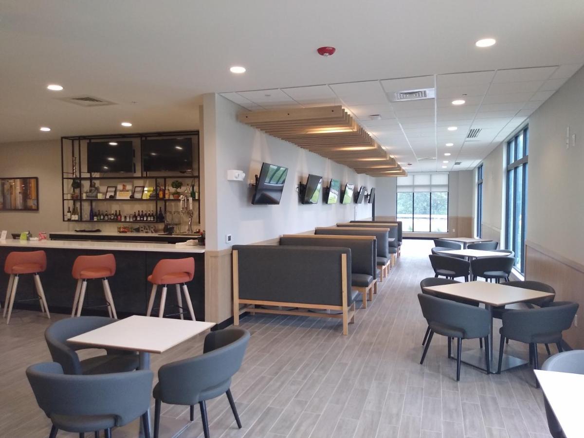 堪萨斯城东北假日酒店 外观 照片