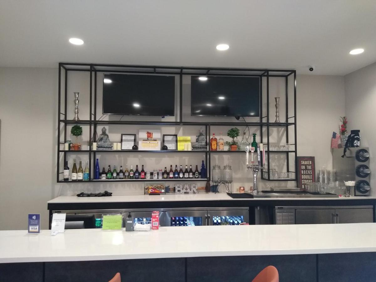 堪萨斯城东北假日酒店 外观 照片