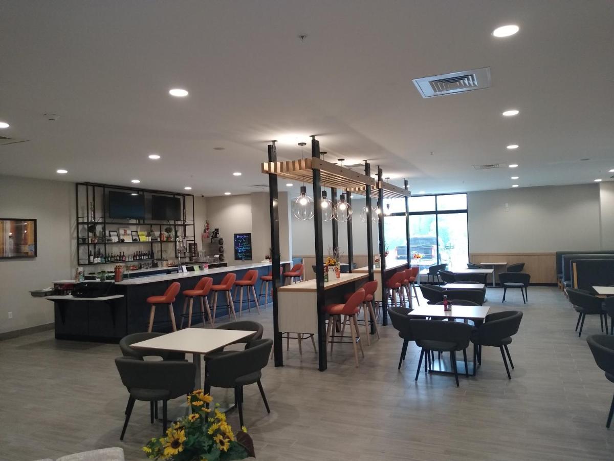 堪萨斯城东北假日酒店 外观 照片